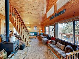 Oak Shores Retreat with Lake Access & Pool cabin，位于Oak Shores的酒店