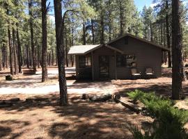 Grand Canyon Cottage at Historic Wrigley Ranch with Horseback Riding & Shooting，位于Parks的酒店