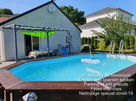 2 vraies chambres privées au calme dans villa de campagne plain-pied 105m2 avec piscine à Montfaucon，位于Montfaucon贝桑松高尔夫区附近的酒店