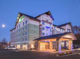 西雅图南部图克维拉智选假日套房酒店，位于塔奇拉福斯特高尔夫球场附近的酒店