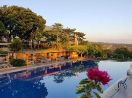 Blessing Hills Family Resort & Hotel，位于Mojokerto的带泳池的酒店