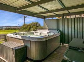 Gokus Shack Rural and water views with a spa，位于Corinella的酒店