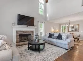 Explore Historic DT In This Cozy Open Air 5BR Stay