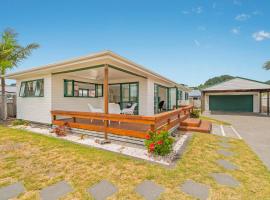 The Sunny Bach - Cooks Beach Holiday Home，位于Cooks Beach的酒店