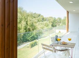 Il Lago - Turquoise - Cozy Luxurious Smart Home By The Lake，位于沃伦塔里巴尼萨动物园附近的酒店