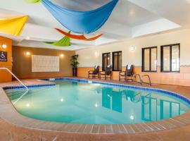Comfort Inn & Suites Brighton Denver NE Medical Center，位于布赖顿的酒店