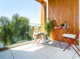 Il Lago - Sunrise - Cozy Luxurious Smart Home By The Lake，位于沃伦塔里Jolie Ville Galleria商业街廊附近的酒店