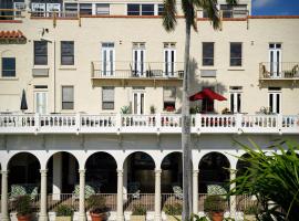 Palm Beach Hotel with Juliette Balconies! 2 blocks from beach! Historic Landmark，位于棕榈滩的酒店