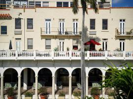 Palm Beach Historic Hotel with Juliette Balconies! Valet parking included!，位于棕榈滩的酒店