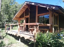 Wonderful rustic cabin 2, with native logs, on the banks of the Trancura River，位于普孔的酒店