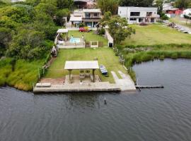 Casa na beira da lagoa com piscina e rampa para embarcações，位于特拉曼达伊的度假屋