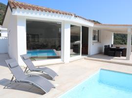 neues Haus mit beheiztem Pool，位于Brunella的酒店