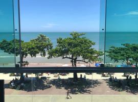 Apartamento de frente para o mar，位于瓜拉派瑞Raposa Island附近的酒店