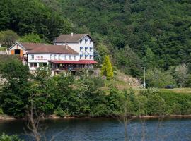 Logis Hôtel Belle Vue，位于Les Ancizes-Comps的酒店
