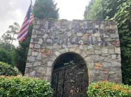 Jackson’s Stone Mountain Hideaway，位于石头山Avondale Estates Historic District附近的酒店