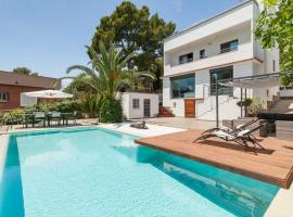 Moderna villa con piscina y amplio jardín，位于卡斯特尔德费尔斯的度假短租房