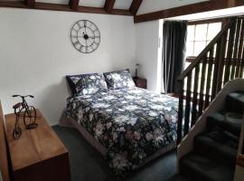 Arden Country House - The Chalet Bed and Breakfast，位于但尼丁的木屋