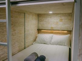 Dormitory at Semadi living，位于苏卡瓦提的青旅