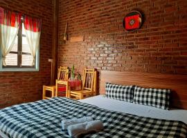 Hakuna Matata homestay Mai Ch&acirc;u，位于枚州县的带停车场的酒店