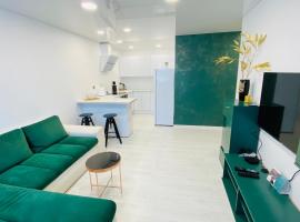 Green & White Apartament，位于阿尼克什奇艾的酒店