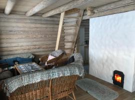 Romantic stay at loghouse VäikeTeeMaja，位于Üksnurme的度假短租房