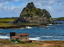 Casa dos Tubarões，位于费尔南多 - 迪诺罗尼亚Santo Antonio Fort Ruins附近的酒店