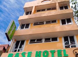 BASE HOTEL，位于新古毛的酒店