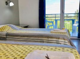 Room in Apartment - 2 Bedroom Apartment, with Swimming Pool, two steps from the beach，位于罗达的酒店