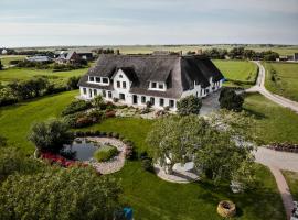 Rickmer's Hoff Reetdachhaus mit Sauna und Kamin，位于佩尔沃姆的酒店