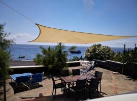 Villa Mareblu Luxury Holiday Apartment direttamente sul mare，位于斯特龙博利的豪华酒店