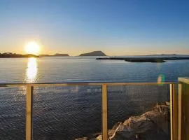 10 person holiday home in Brattvåg