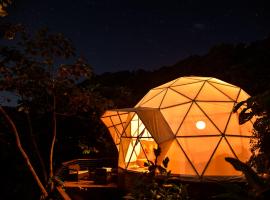 Trekker Glamping，位于米卡的带按摩浴缸的酒店