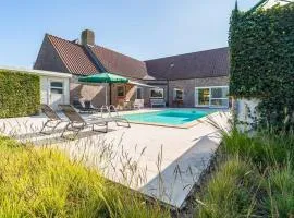 Villa with heated swimming pool, sauna and garden