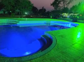 Gharana Hotel And Resort，位于桑蒂尼盖登的酒店
