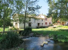 Le Moulin de Charzay, éco-gîte familial en Deux-Sèvres, Nouvelle Aquitaine，位于Mazières-sur-Béronne的带停车场的酒店