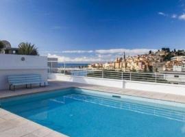 Le Lodge, T2 classé 3 étoiles avec jardin, parking, piscine & mer à 2 pas，位于芒通的酒店