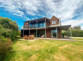 Stunning Panoramic Lake Hawea Views 5 Bedrooms，位于哈威亚湖的乡村别墅