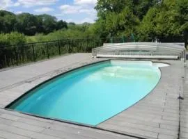 Chalet chaleureux à Louâtre avec piscine partagée
