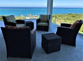 Turquoise Views at Coral Views Village，位于French Harbor的带停车场的酒店