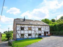 Spacious old farmhouse with top-of-the valley view，位于特鲁瓦蓬的度假屋