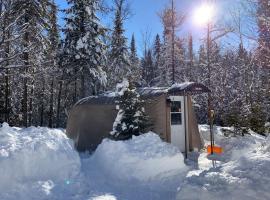 Yourtes - Chalets Lanaudière，位于罗登蒙特卡尔高尔夫俱乐部附近的酒店