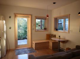 Le Chalet Waterfront Studio Suite, View, Patio, Kitchen，位于尤克卢利特的酒店