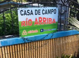 Casa de Campo Rio Arriba，位于阿雷西博里奥卡穆伊洞穴公园附近的酒店