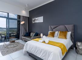 Top Floor Menlyn Maine studio apartment with Stunning Views & No Load Shedding，位于比勒陀利亚莫林公园购物中心附近的酒店