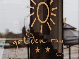 Golden Ray，位于Păuliş的酒店