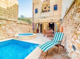 Exceptional villa in In Nadur with private pool