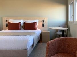 H&ocirc;tel Akena Troyes - La Chapelle St-Luc，位于特鲁瓦的带停车场的酒店