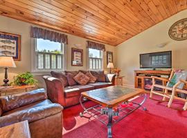 Cozy Apt with Hot Tub and Deck, 10 Mi to Stowe Resort!，位于斯托Green Mountain National Golf Course附近的酒店