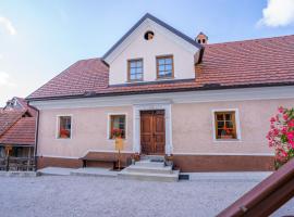 Notranjska hiša - traditional country house, close to the world attraction Cerknica lake，位于Begunje pri Cerknici的度假屋