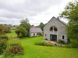 Quaint Holiday Home in Robechies amid Meadows，位于希迈的酒店